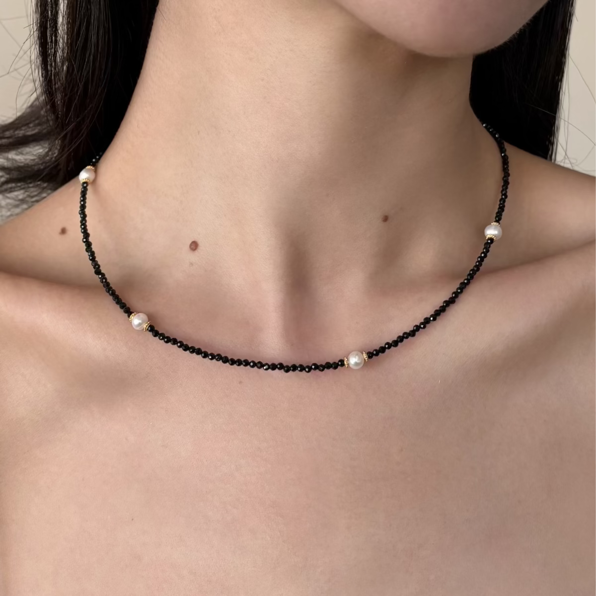 Black Spinel Beaded Necklace With Pearls Detail_Fall Necklace-onfig